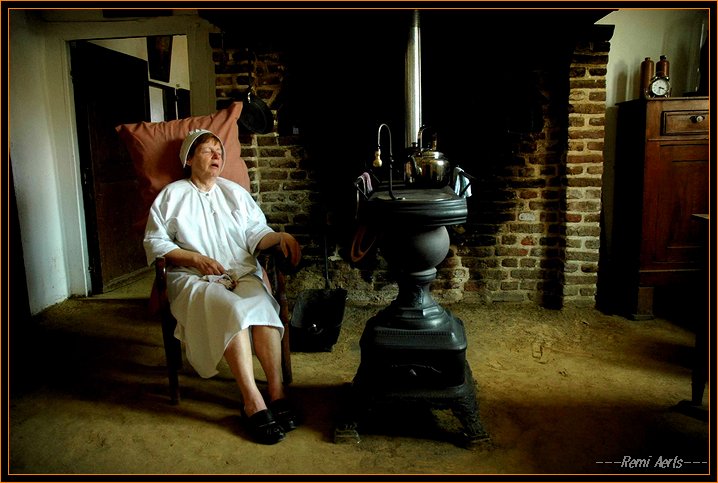 photo "Grandma is sick" tags: reporting, portrait, woman
