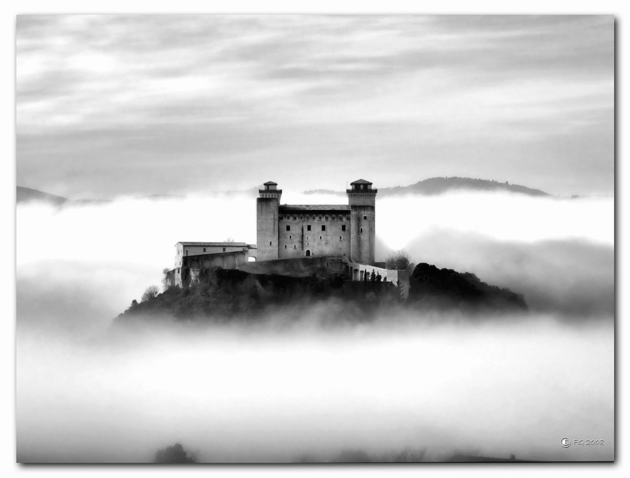 фото "Castle in the Mist" метки: архитектура, черно-белые, пейзаж, 