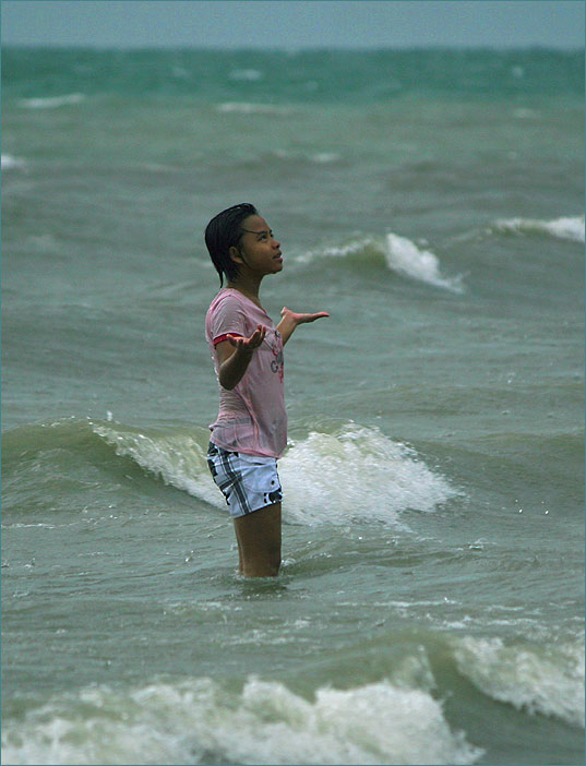 photo "What is this? (Under rain)" tags: portrait, travel, Asia, children