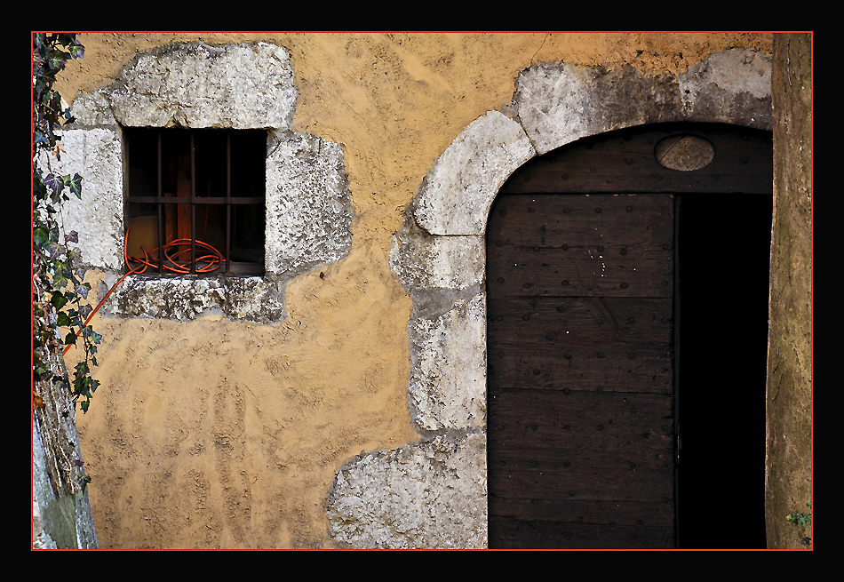 photo "Old Door in an Old Town" tags: architecture, reporting, landscape, 