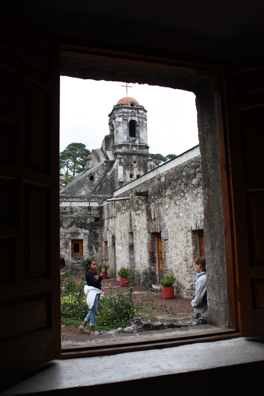 photo "Mirando por la Ventana" tags: architecture, travel, landscape, North America