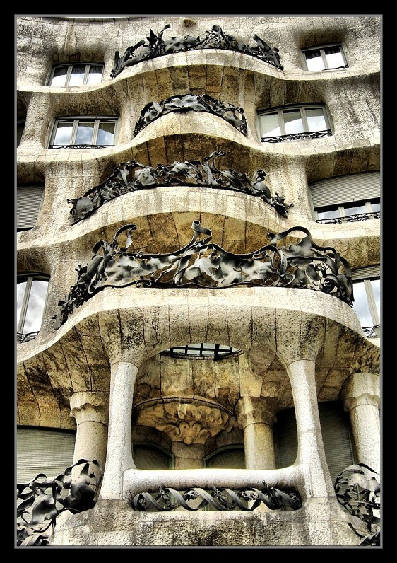 photo "Gaudi's Jaws" tags: architecture, misc., landscape, 