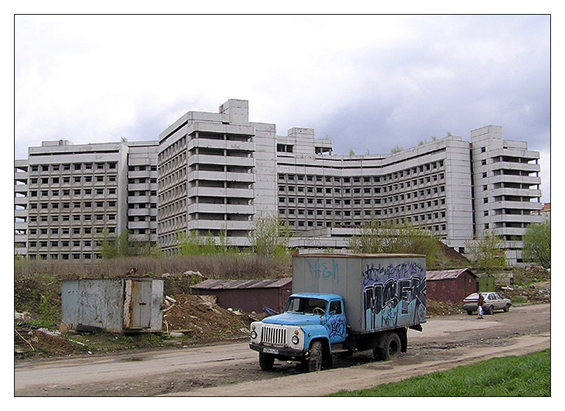 photo "The long-term building thrown hospital" tags: architecture, landscape, 