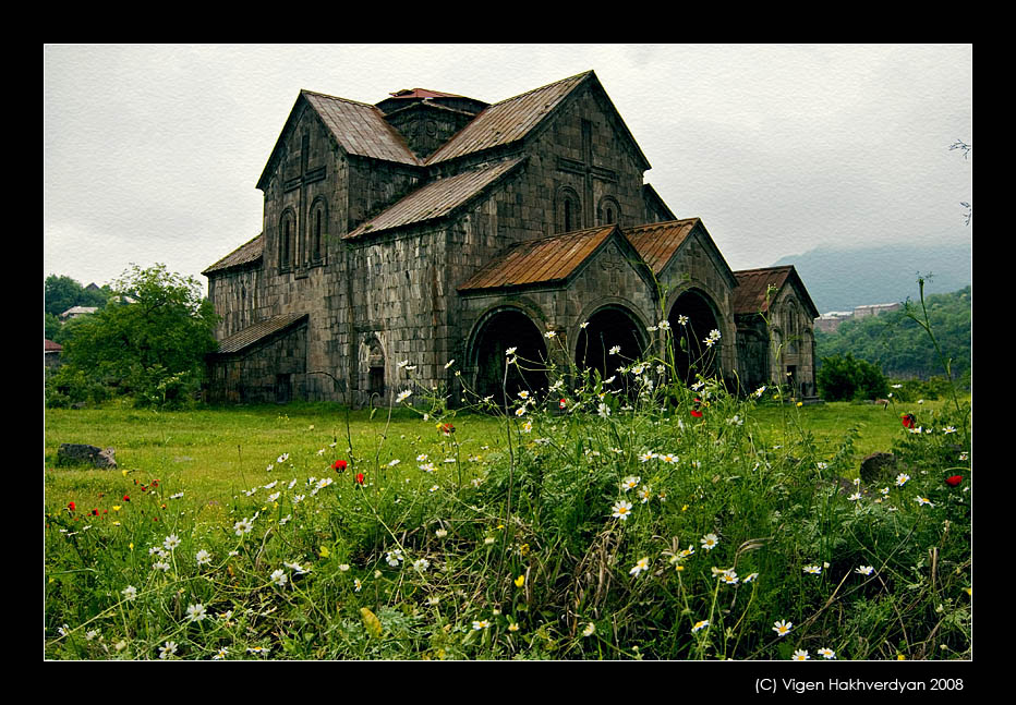 photo "Akhtala in flowers" tags: architecture, travel, landscape, 