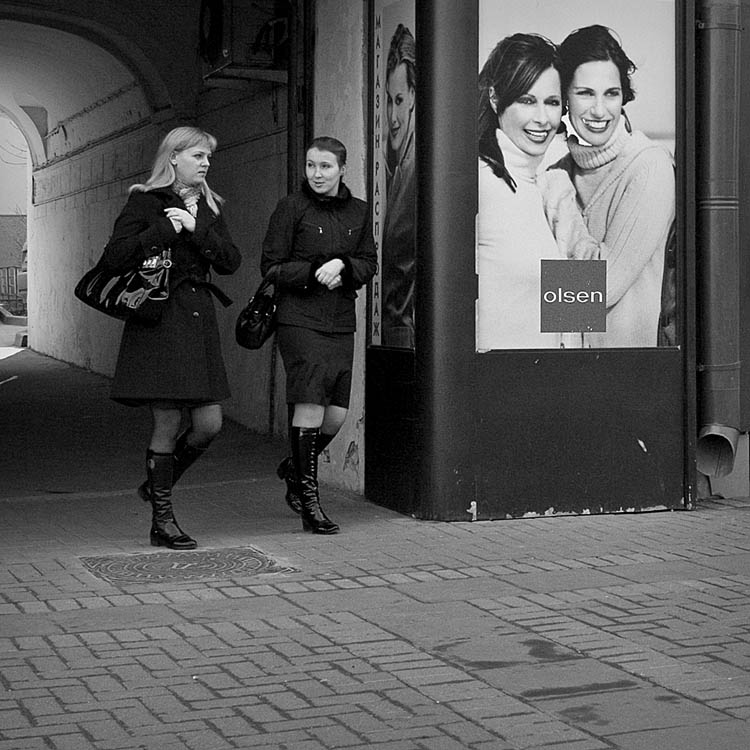 photo "shopping" tags: street, black&white, 