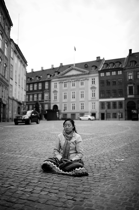 photo "Street Meditation" tags: city, black&white, 