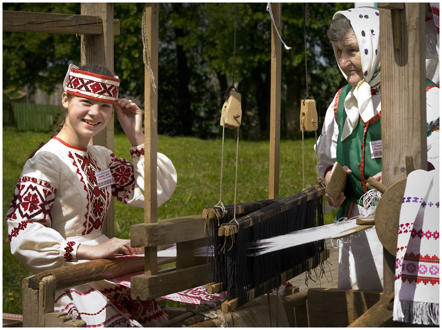 photo "Two weavers" tags: reporting, portrait, woman