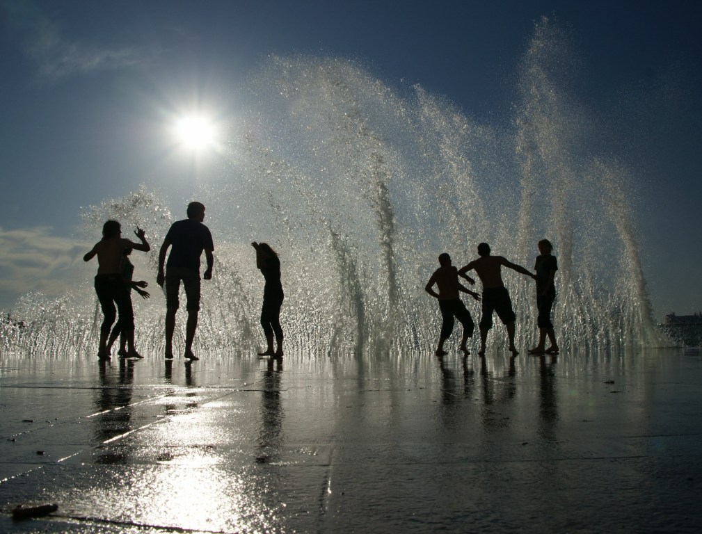 Танец воды музыка. Танец с водой. Фотосессия в воде танец. Танцует на воде. Водные танцы.