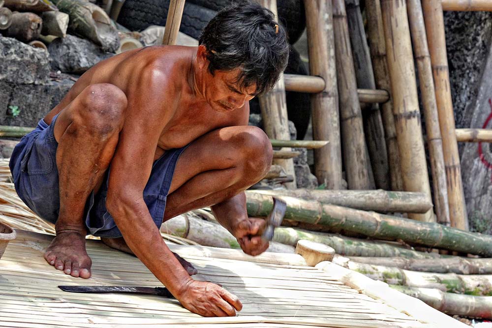 photo "Bamboo Furniture Maker" tags: portrait, reporting, man