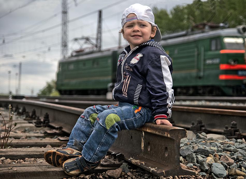 photo "Where our train?" tags: portrait, children