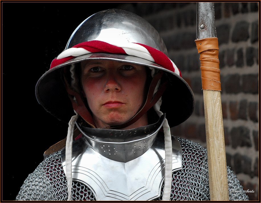 photo "female guard" tags: portrait, reporting, woman