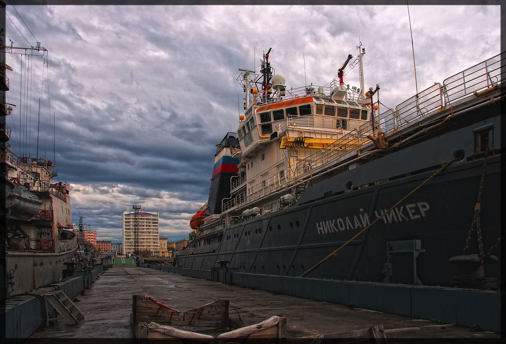 photo "Night pier in the polar day" tags: landscape, technics, night