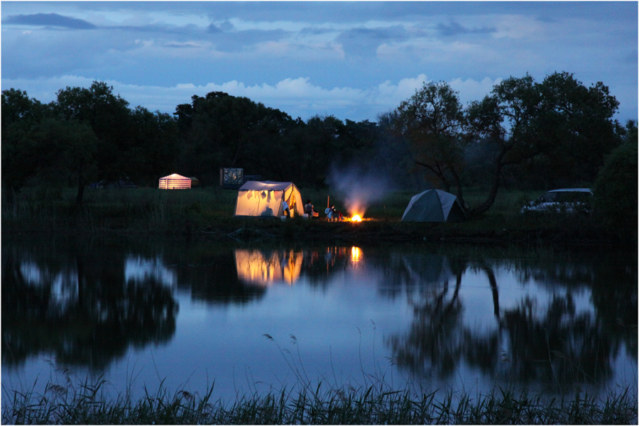 Ночь на берегу озера. Палатка у реки. Ночная рыбалка на озере. Палатка на природе. Палатка на берегу реки ночью.