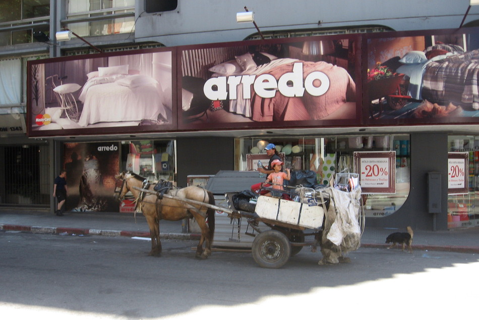 фото "Street scene in Montevideo" метки: путешествия, жанр, Южная Америка