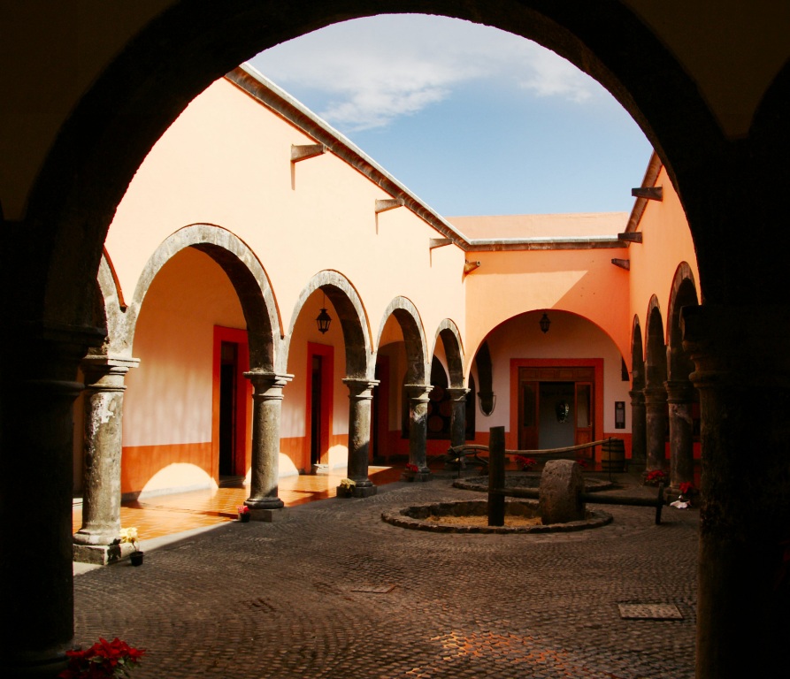 photo "Internal court yard" tags: architecture, travel, landscape, North America