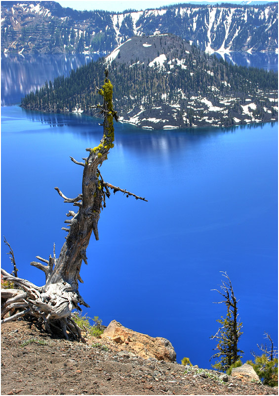 photo "At the edge of Crater Lake" tags: landscape, mountains, water