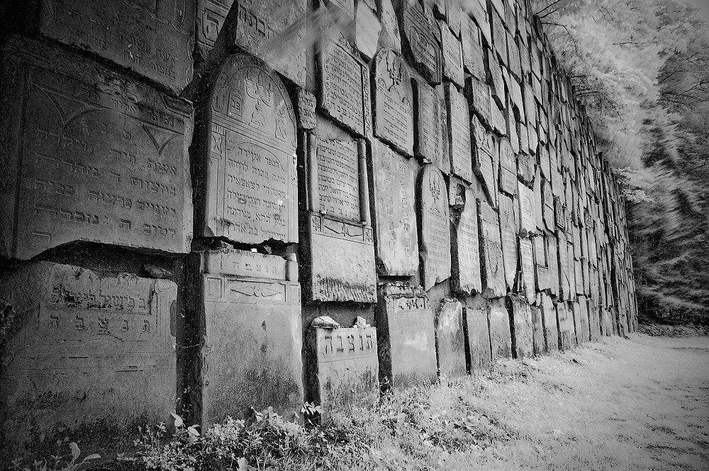 photo "GRAVEYARD" tags: black&white, old-time, 