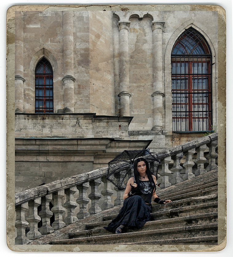 photo "on the steps of the castle" tags: portrait, architecture, landscape, woman