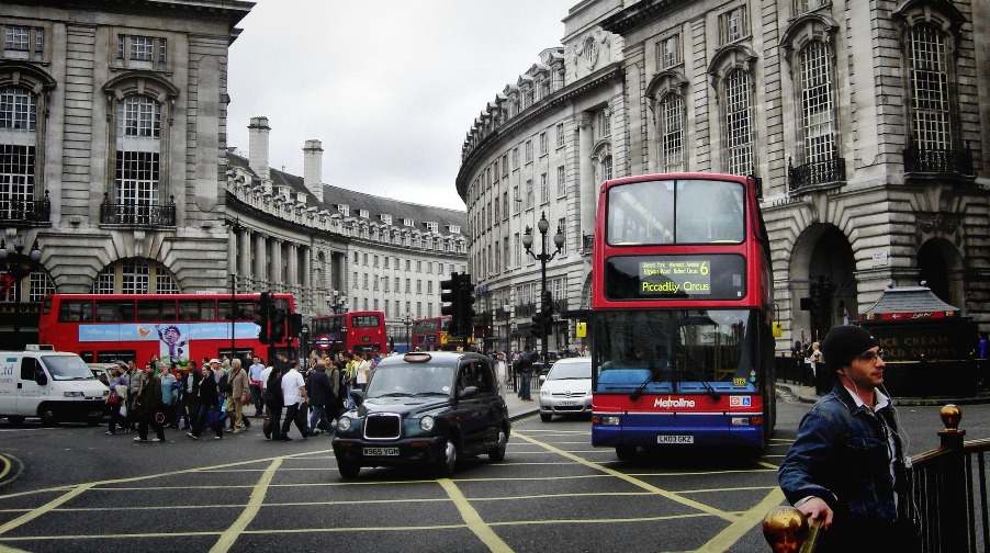 photo "Red Buses.." tags: travel, city, Europe