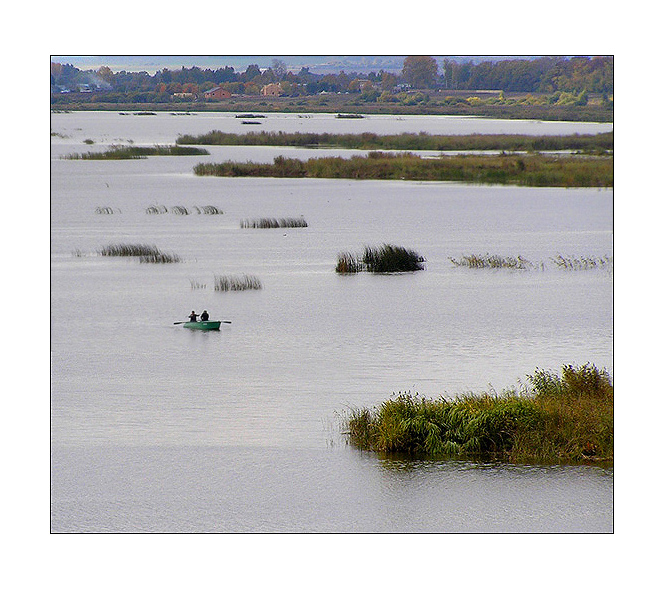 photo "Fishermen on lake Nero" tags: landscape, water