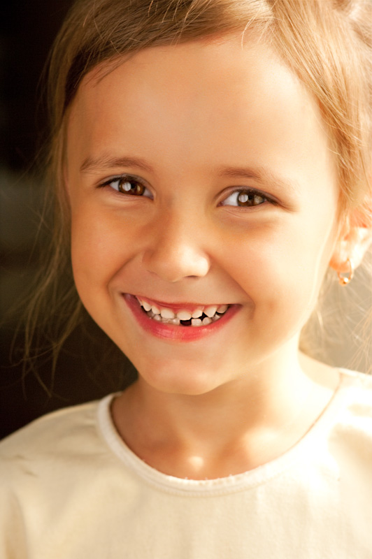 photo "Risible at a window" tags: portrait, children