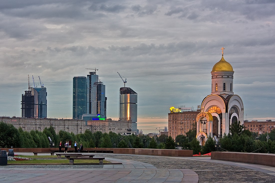 фото "встречающие закат.." метки: город, архитектура, пейзаж, Москва, закат, здание, небоскребы, храм