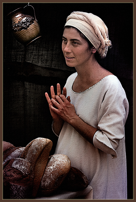 photo "The bread seller" tags: portrait, woman