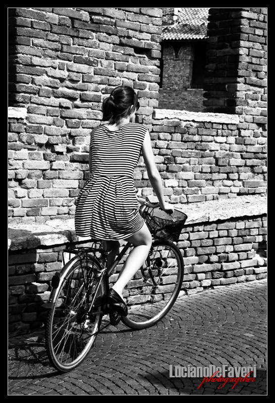 photo "Woman in bicycle" tags: black&white, 