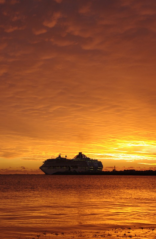 фото "Cruiseship at sunset" метки: пейзаж, вода, закат