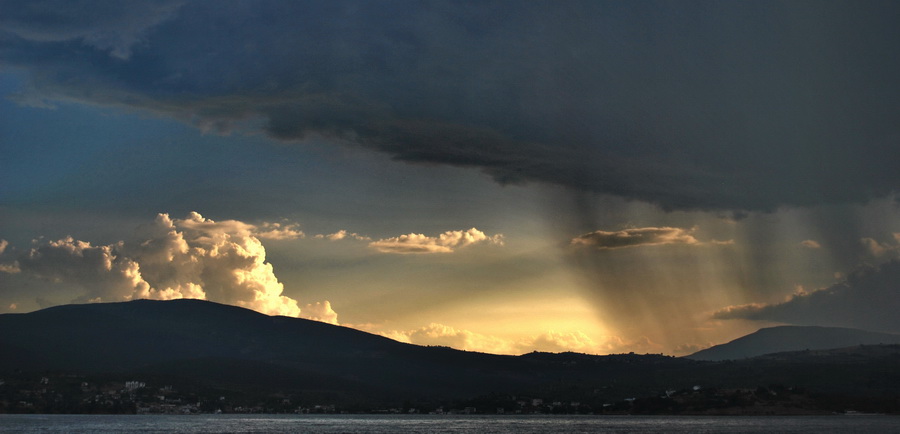 photo "The good vs. evil" tags: landscape, clouds