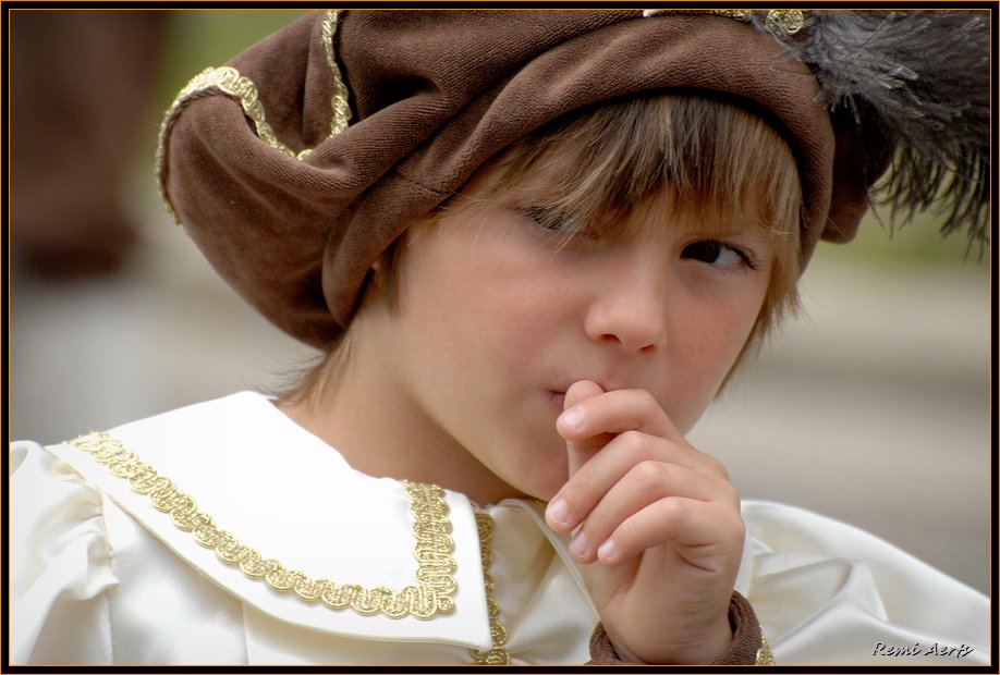 photo "let me think" tags: portrait, reporting, children