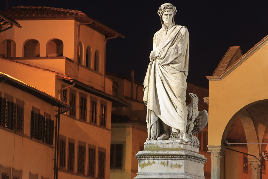 Флоренция данте. Данте Алигьери памятник во Флоренции. Памятники Данте Алигьери в Италии. Памятник Данте у Санта Кроче. Скульптура Данте во Флоренции.