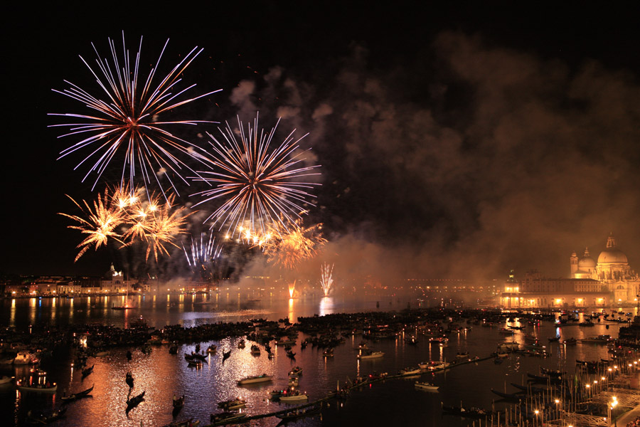 photo "Fireworks in Venice" tags: travel, reporting, Europe