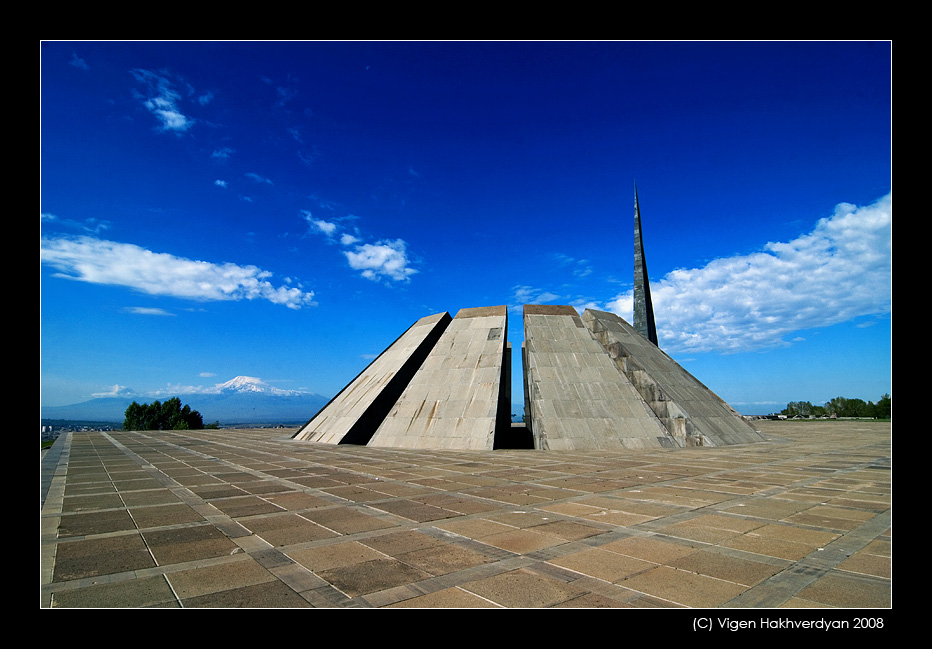 photo "Memorial and Ararat" tags: architecture, city, landscape, 