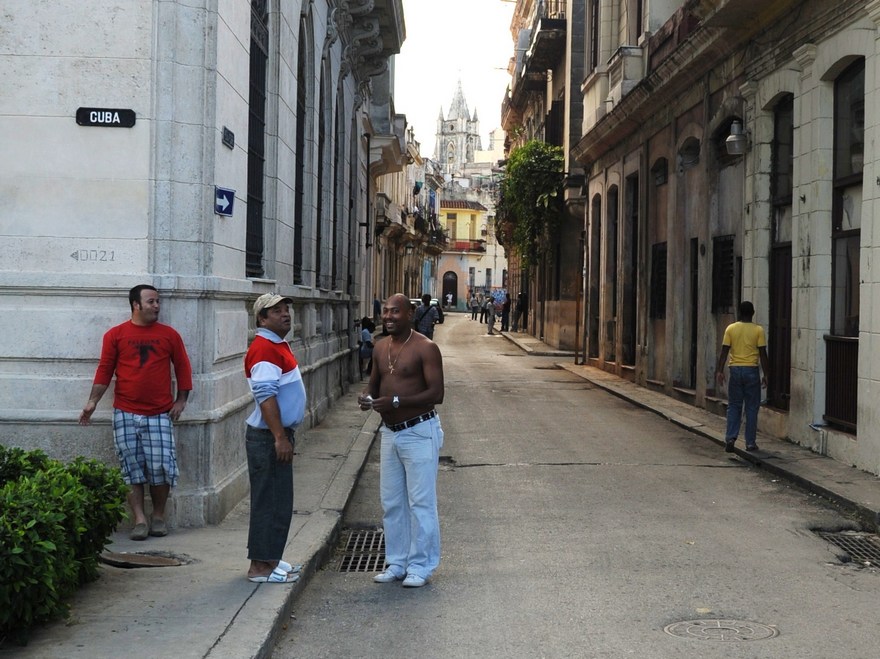 photo "La Habana Vieja. Los hombres hablan." tags: travel, portrait, man