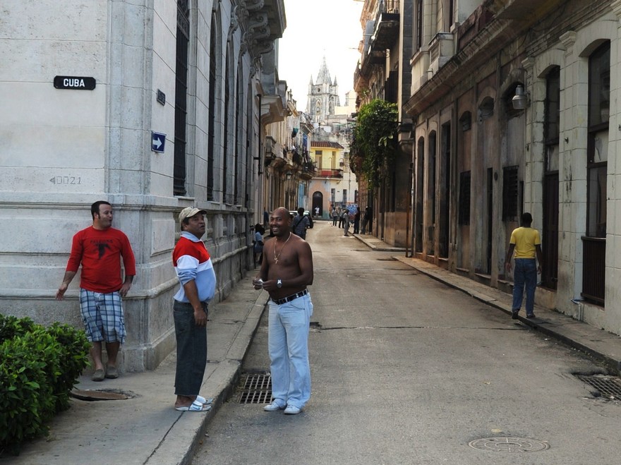 photo "La Habana Vieja. Los hombres hablan." tags: travel, portrait, man