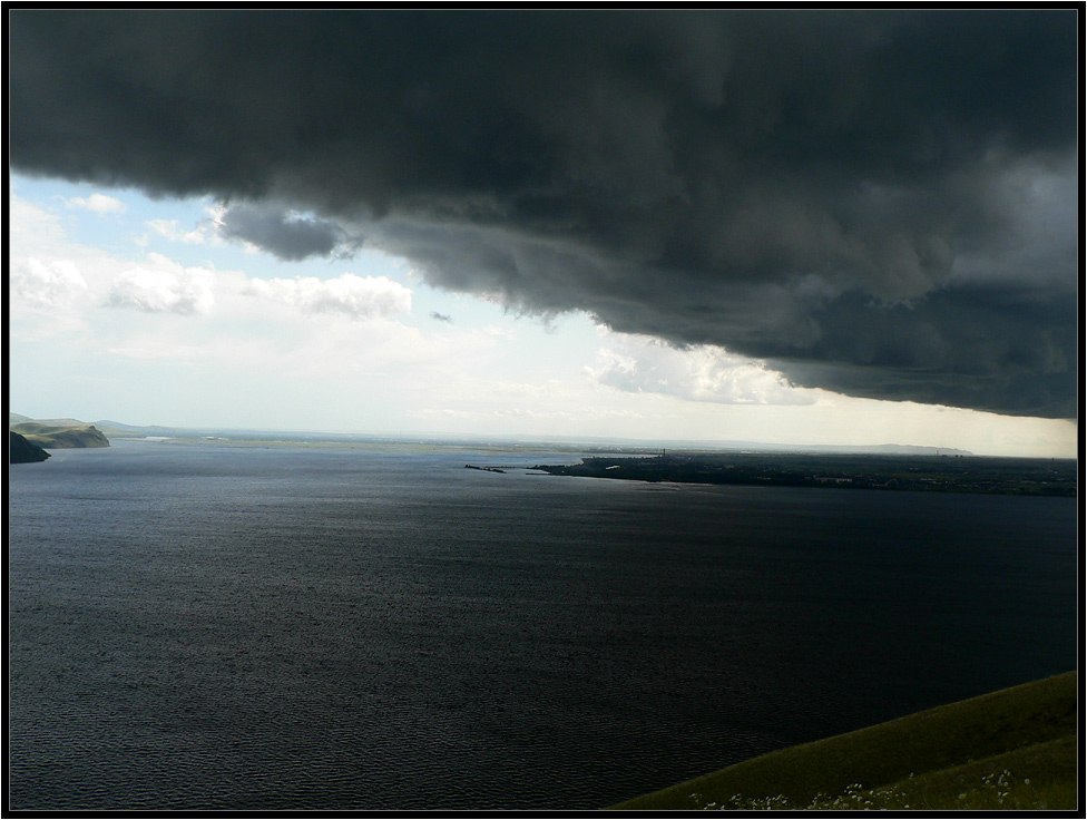 photo "lowering clouds" tags: landscape, clouds, water