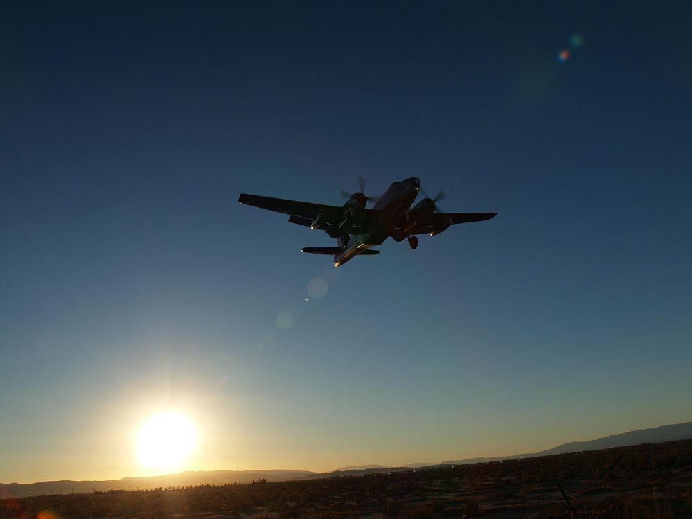 фото "Dusk-Landing==-Fox-Field" метки: техника, путешествия, Северная Америка