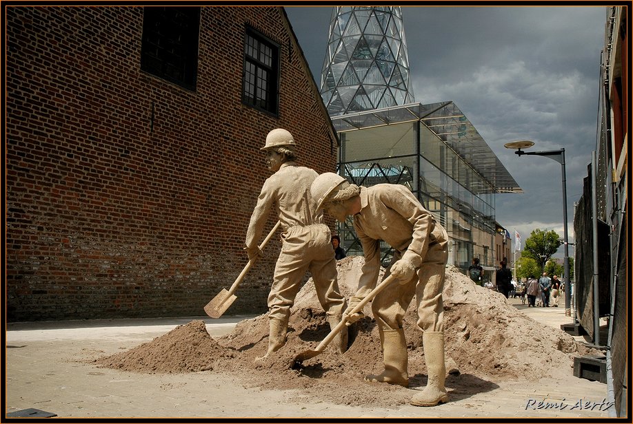 photo "sand men" tags: portrait, reporting, man