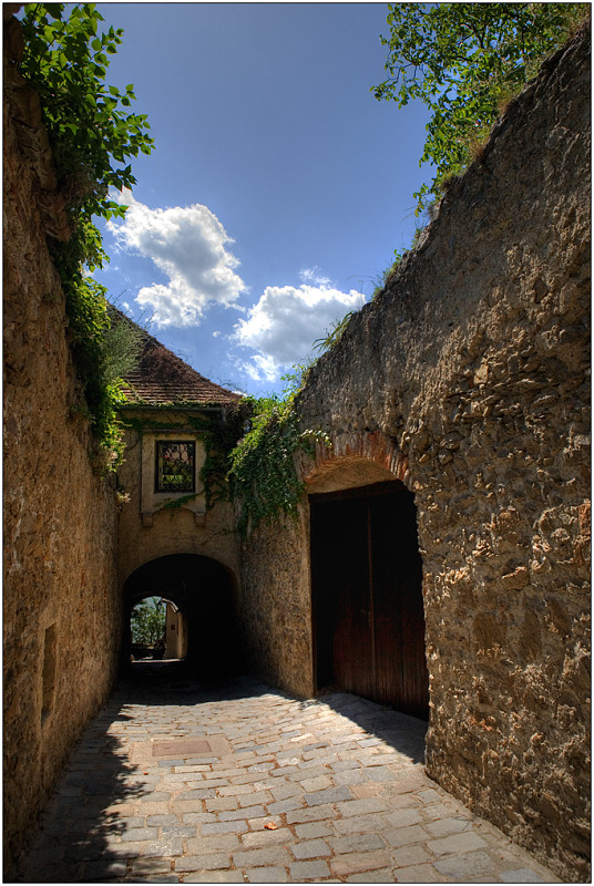 photo "Double-exit courtyard" tags: architecture, travel, landscape, Europe