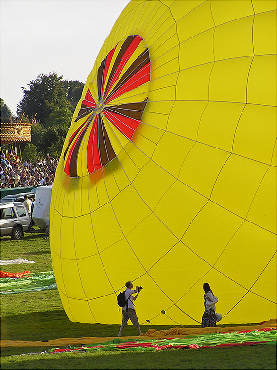 photo "Balloon birth" tags: reporting, people, воздушные шары