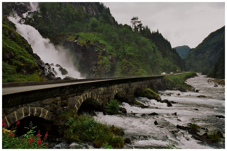 photo "The bridge over a waterfall" tags: landscape, travel, Europe, water