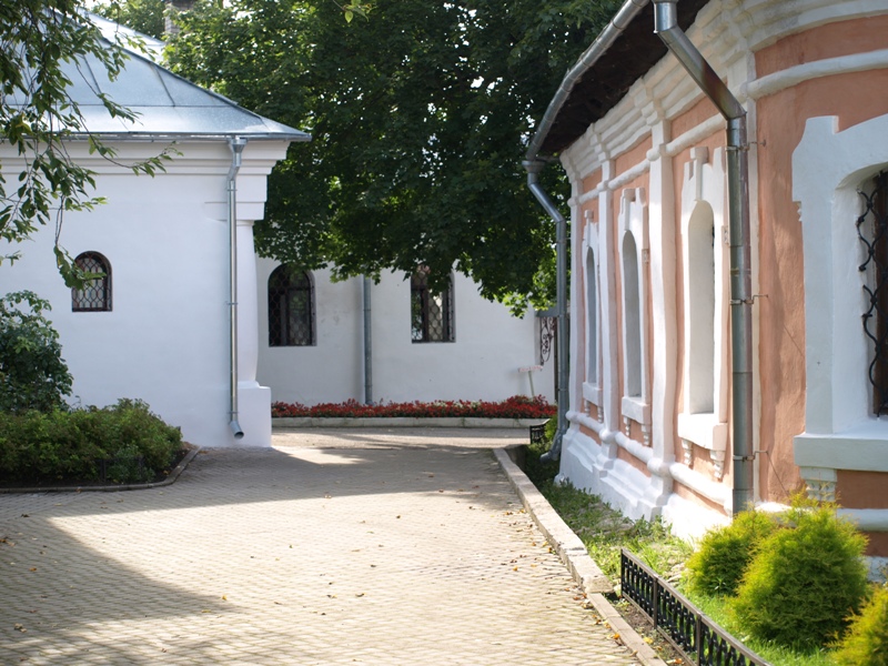 фото "Монастырский дворик." метки: архитектура, пейзаж, лето