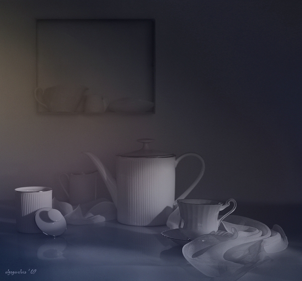 Вася подогревал остывший чай в чашке. Осеннее чаепитие. Вася подогревал остывший чай в чашке. Разбитая чайная кружка. Кружка чая в руках.