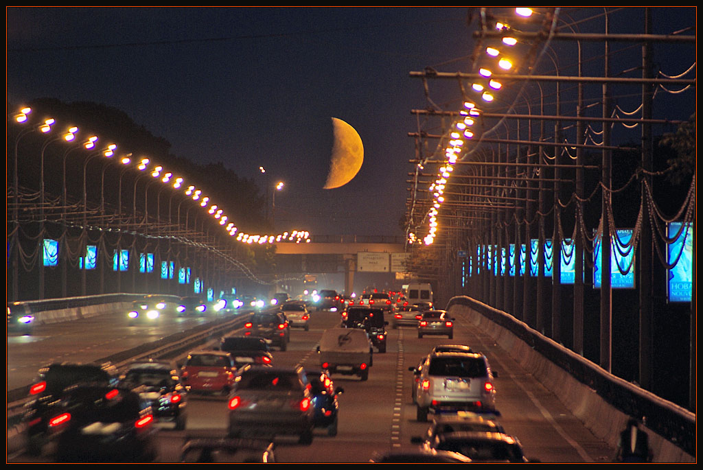 photo "... the moon" tags: travel, city, Europe