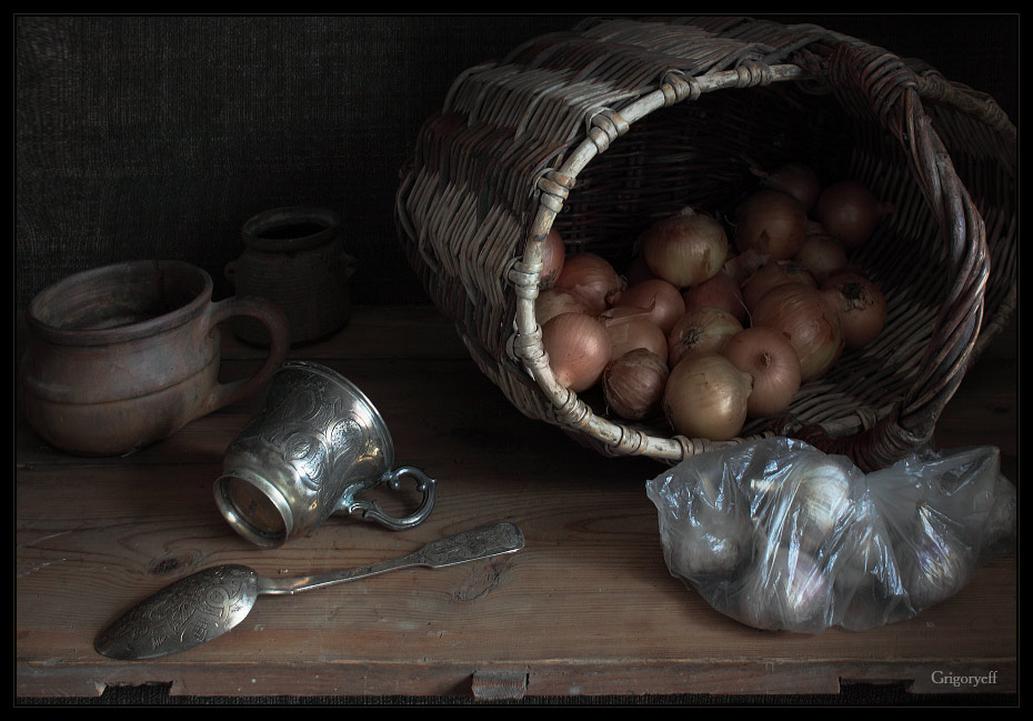 photo "Basket of onion, garlic package" tags: still life, 