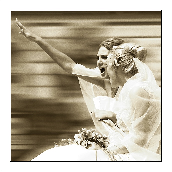 photo "bride attack" tags: glamour, black&white, 