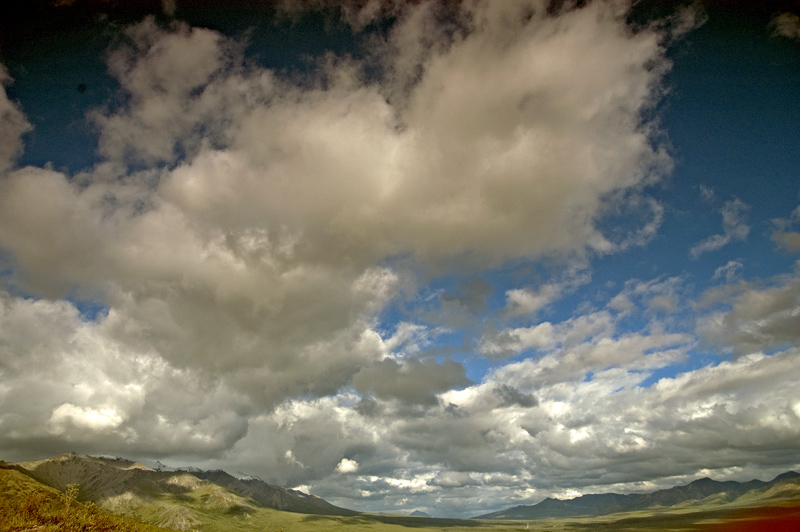 photo "When clouds dwarf the field" tags: landscape, 