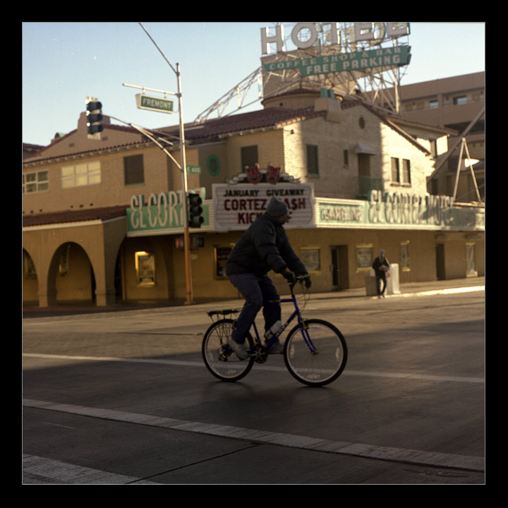 фото "Crossing fremont street" метки: путешествия, город, Северная Америка