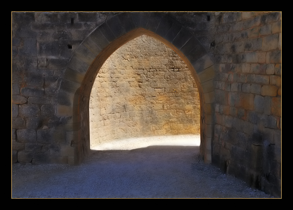 photo "The Door to the Middle-Age" tags: architecture, travel, landscape, Europe